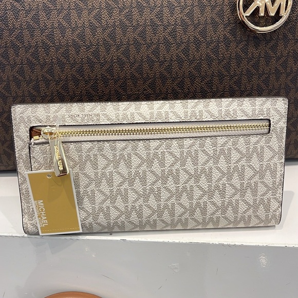 Michael Kors Reed Large Bifold Signature Snap Wallet Card Case 
Vanilla 
NWT - Picture 12 of 16